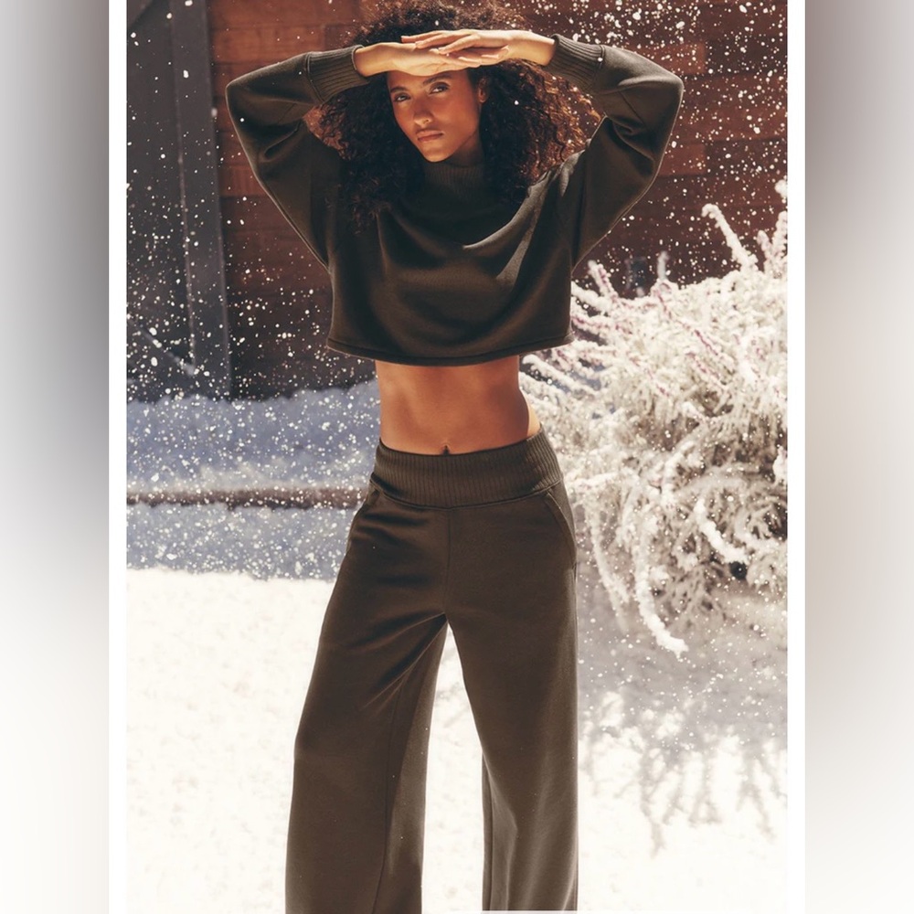 Alo Serenity Cropped Sweatshirt and Pants Set